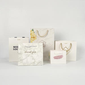 Vente en gros Nouveau design Sac en papier cartonné blanc Sac à main vêtements visage souriant entièrement personnalisable Sacs-cadeaux approvisionnement d'usine - Product Image 5