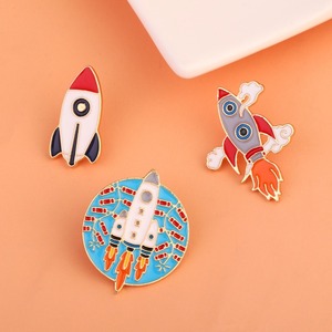 Broches de mode, Épingles en émail motif fusée, Broches spatiales, Épingles de revers astronaute pour sacs à dos, vêtements, chapeaux, décoration, cadeau, vente en gros - Product Image 1