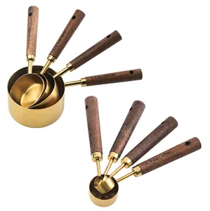 धातु रसोई बेकिंग उपकरण 8 पीस लकड़ी के हैंडल सोना मढ़वाया मापने वाला कप और चम्मच सेट मापने वाले चम्मच मापने वाले कप