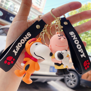 Nouveau caoutchouc dessin animé <span class=keywords><strong>Snoopy</strong></span> porte-clés 3D poupé<span class=keywords><strong>e</strong></span> mignon sac pendentif clé de voiture accessoires enfants jouets - Product Image 4