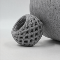 Fil à filer à la main 100 % coton 32S/2 peigné à haute uniformité avec traitement anti-boulochage pour le tricot circulaire et le tissage à grande vitesse