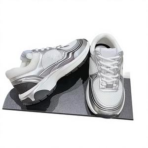 Chaussures de sport décontractées rétro pour hommes et femmes de marque de créateur avec empeigne en cuir verni, luxe original - Product Image 1