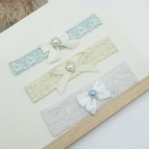 Jarretières en dentelle variées et abordables pour la mariée, jarretière simple en dentelle extensible avec perles bleues - Product Image 1