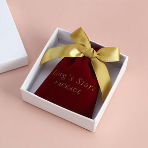 Pochette cadeau de luxe en velours rouge 8x10cm avec logo personnalisé, petit conteneur pour bijoux (dés, boucles d'oreilles, colliers) - Product Image 2