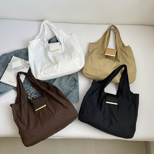 Bolso de hombro plegable de nailon para mujer, tipo tote grande, ecológico, con accesorios colgantes, venta al por mayor - Product Image 6