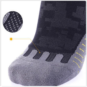 Prix d'usine OEM ODM Chaussettes de sport personnalisées absorbant la transpiration pour athlètes - Product Image 2