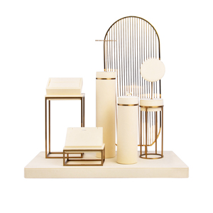 Espositore per Gioielli in Microfibra Beige CHEN LU con Finitura in Metallo Spazzolato Oro Espositore per Gioielli da Vetrina - Product Image 6