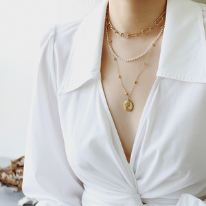 Collana di perle a strati con catena a graffetta di nuovo arrivo collana a triplo strato con ciondolo a forma di regina di perle delicate placcate in oro in acciaio inossidabile - Product Image 6