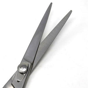 กรรไกรตัดผมมืออาชีพ Dh-6.0 นิ้ว สแตนเลส 440C หัวตรง ด้ามจับขนาดกลาง สำหรับใช้ในงานเสริมสวย - Product Image 4