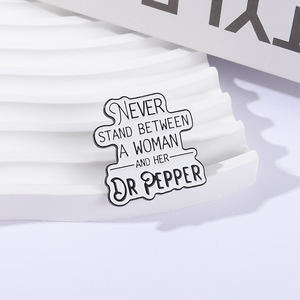 Broches de Esmalte con Frases Divertidas sobre Bebidas, Nunca te Metas Entre una Mujer y su <span class=keywords><strong>Dr</strong></span> Pepper, Joyería, Regalo para Amigos - Product Image 3
