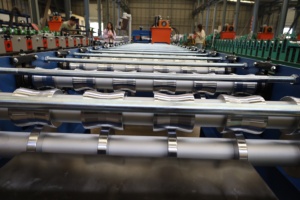 Máquina de Conformado de Rollos Personalizada <span class=keywords><strong>para</strong></span> Láminas Metálicas <span class=keywords><strong>para</strong></span> Techos, Láminas de Hierro Corrugado, Línea de Galvanizado en Frío <span class=keywords><strong>para</strong></span> la Industria - Product Image 3