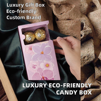 Boîte à chocolat pliable de luxe, écologique et biodégradable, finition rouge mate, estampage exclusif en feuille d'or, élégante et raffinée