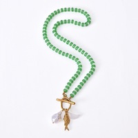 Collar de Piedra Esmaltada de Ágata Roja y Verde con Dijes de Perlas Barrocas y Pez, Cierre Chapado en Oro de 18k, Joyería de Niche con Cuentas para Mujer