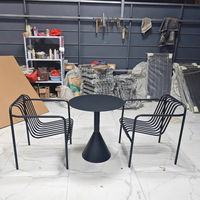 Ensemble de table et de chaises de salle à manger d'extérieur en métal imperméable et moderne pour hôtel, parc, cour