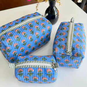 Ensemble de 3 trousses de toilette florales imprimées à la main, lavables, pour maquillage et voyage, avec poches, cadeau pour elle, cadeau d'anniversaire - Product Image 1