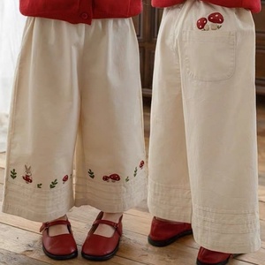 <span class=keywords><strong>Pantaloni</strong></span> <span class=keywords><strong>Larghi</strong></span> a Tre Quarti in Cotone Ricamato Tinta Unita per <span class=keywords><strong>Bambina</strong></span>, Nuova Collezione Primavera 2026, Carini, Comodi, Casual, per Esterni, di Tendenza - Product Image 1