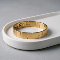 Nueva Pulsera Unisex de Acero Inoxidable Chapada en Oro - Logotipo Grabado con Diseño de Patrón Geométrico - Hipoalergénica, No se Desvanece, Ideal para Regalo