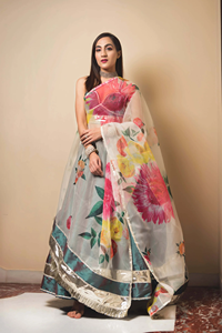 Lehenga en organza floral ivoire avec imprimé botanique multicolore et bordure métallique – Collection élégante de vêtements indiens de créateur pour les fêtes - Product Image 5
