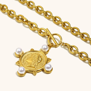 Dingran kalung liontin koin baja tahan karat berlapis emas gesper OT dengan aksen mutiara perhiasan terinspirasi antik - Product Image 4