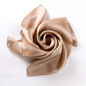 <span class=keywords><strong>Foulard</strong></span> Quadrato Piccolo in Raso di <span class=keywords><strong>Seta</strong></span> Tinta Unita Bianco Rosso <span class=keywords><strong>Nero</strong></span> per Donna - Product Image 5
