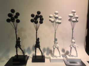 Scultura Pop Art Banksy Ragazza con Palloncino a Cuore, Statua Moderna in Resina per Arredamento Casa, Ufficio e Gallerie d'Arte - Product Image 3