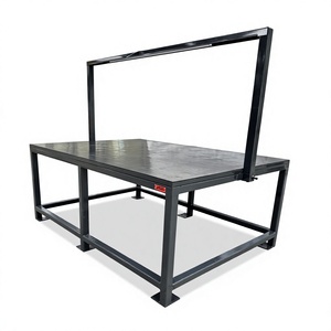 Table d'assemblage industrielle robuste avec surface de travail spacieuse, plaques d'ancrage intégrées et barre lumineuse pliable - Product Image 2