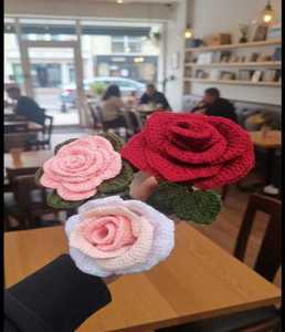 Ramo de Flores de Ganchillo Hecho a Mano Estilo Boho, Rosas de Hilo Coloridas, Perfecto para Decoración de Mesa, Decoración del Hogar y Manualidades de Tela para Regalo - Product Image 5