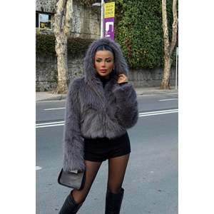 Manteau long anthracite en fourrure de vison et de renard, style pardessus, avec capuche, fermeture à ceinture, motif animal imprimé teint et ciselé, garnissage en coton, extérieur en laine. - Product Image 3