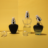 Flacon pompe en verre en forme de cœur de 30 ml, style unique personnalisé, emballage avec bouchons pompe pour fond de teint liquide