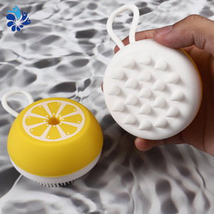 Brosse de bain en silicone citron avec réservoir de gel douche, outil de massage pour le corps sous la douche - Product Image 1