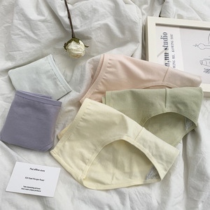 Braguitas de bikini originales de color liso de tiro medio para mujer, bonitas, cómodas, transpirables, con entrepierna de algodón, antibacterianas y bordadas. - Product Image 1