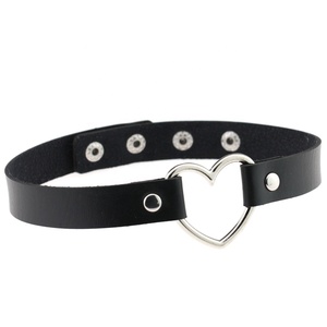 Collana Choker alla <span class=keywords><strong>Moda</strong></span> per Donne, Stile Harajuku Punk Gotico in Pelle PU con Catena a Cuore, Borchie e Fibbia - Product Image 1