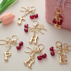 Meilleure vente usine : <span class=keywords><strong>Porte</strong></span>-<span class=keywords><strong>clés</strong></span> initial bulle avec nœud et cerise - Breloques de sac à lettres dorées pour femmes, accessoires mignons pour sacs à main - Product Image 2