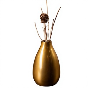 Maceta de latón mate con forma de lágrima |   Moderno y Elegante Florero de Mesa Dorado Ecológico para Decoración de Hoteles y Restaurantes, Regalo para Eventos de Boda - Product Image 3