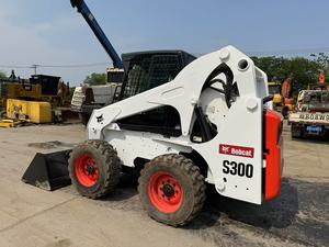 รถตักล้อยาง S300 เครื่องยนต์ Kubota กำลัง 60 กิโลวัตต์ ล้อสีขาวแดง มือสอง รับน้ำหนักได้ 1386 กิโลกรัม น้ำหนักเครื่อง 3750 กิโลกรัม ใช้งานมาแล้ว 1000 ชั่วโมง - Product Image 2