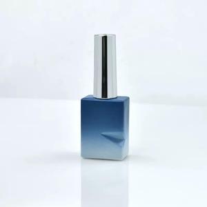 Venta al por mayor de fábrica: Envase de vidrio cosmético de 10 ml con tapa electrochapada y diseño cuadrado con muescas para gel de uñas - Product Image 2