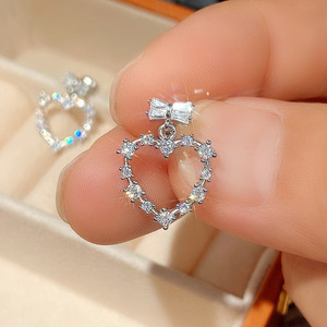 Orecchini a perno con fiocco a cuore e cristalli per donna, accessori moda dolci e minimalisti per l'uso quotidiano - Product Image 6