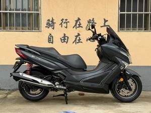 Kymco Xciting 250cc Scooter a Gas Monocilindrico Raffreddato a Liquido, Guida Fluida, Ruote Grandi, Scooter Maxi per Touring Urbano - Product Image 2