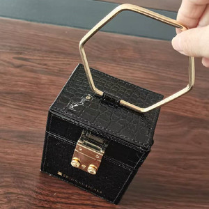 Caja cosmética cuadrada con asa de metal, caja de plástico para joyas, anillos, colgantes, brazaletes, envuelta en cuero PU, caja para joyas. - Product Image 3