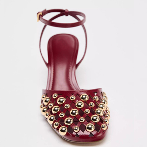 Sandalias de tacón de aguja cómodas para mujer con tiras al tobillo, adornos metálicos dorados, diseño recortado y punta cuadrada - Product Image 4