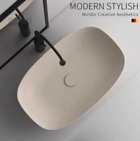 Nouveau lavabo en céramique avec finition crème mate pour la salle de bain du balcon, doté d'un lavabo de forme ovale.