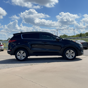 Kia Sportage LX 2017 à traction avant avec moteur 4L, boîte de vitesses automatique, sièges en cuir, intérieur foncé, caméra de recul, taille des pneus R16, côté gauche - Product Image 1