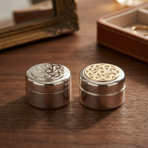 Boîte à monnaie artisanale en laiton plaqué argent, modèle Code Silver Ginni, ronde - Product Image 4
