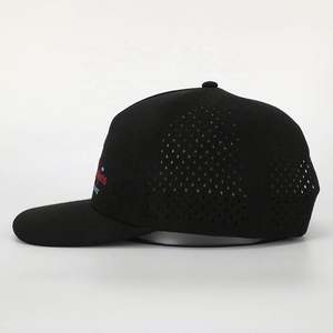 Gorra de Béisbol Deportiva Ajustable de 5 Paneles de Poliéster con Logotipo Bordado Personalizado al por Mayor, de Alta Calidad, con Orificios Cortados con Láser, Color Negro - Product Image 3