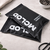 Sac à fermeture éclair pour vêtements en noir mat personnalisé pour l'emballage de marques de vêtements, sac d'emballage en plastique réutilisable de qualité supérieure avec fermeture éclair latérale et logo