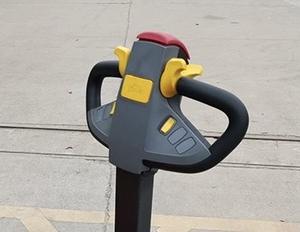 Apilador Eléctrico Uni-Silent con Capacidad para 2000 kg, Plataforma para Conductor, Elevación de 4 m, Batería de Plomo-Ácido, Dos Etapas - Product Image 6