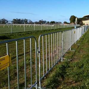 Barrières métalliques portables en acier durable pour les chantiers de construction et la sécurité publique Solution durable - Product Image 3