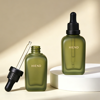 Flacon compte-gouttes en verre vert olive dépoli, flacon de sérum de luxe à forme carrée douce, emballage écologique pour soins botaniques du visage et huiles.