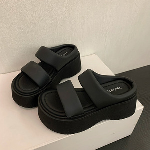 Nouvelles pantoufles en cuir souple et épais pour <span class=keywords><strong>femme</strong></span>, style nuage, collection été 2024, tendance et polyvalentes à porter à l'extérieur - Word slippers - Product Image 6