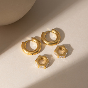 Pendientes de Aro Geométricos con Zirconia Cuadrada en Engaste de Bisel Dorado para Uso Diario para Mujer - Product Image 4